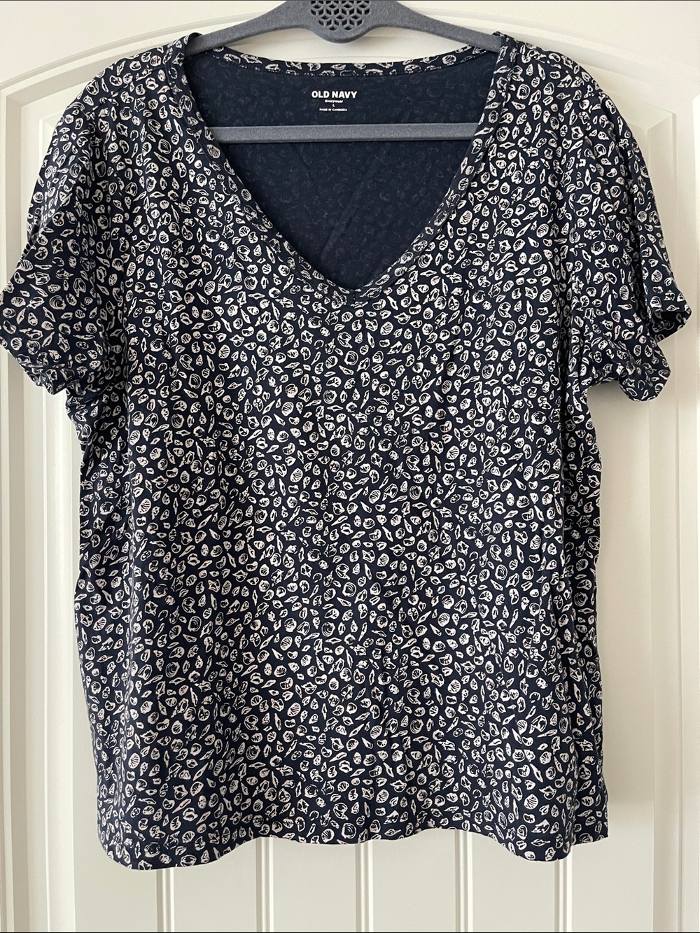 Old Navy Everywear Blue Shell Print V Neck T-shirt L